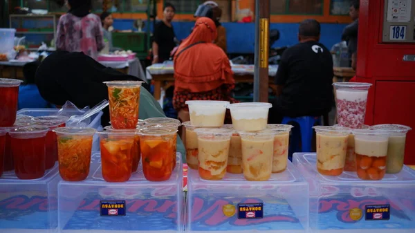 Vendedores Sobremesa Takjil Vários Sucos Frutas Frescas Para Iftar Mercado — Fotografia de Stock