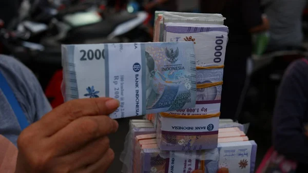在禁食月份提供新的货币兑换服务 2023年4月4日 雅加达 — 图库照片