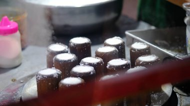 Geleneksel bambu putu pasta satıcısı. Putu, içi palmiye şekeriyle dolu pirinç unundan yapılır. Endonezya yemekleri.