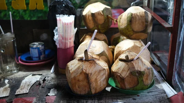 Joven Vendedor Coco Verde Vendedor Ambulante Alimentos — Foto de Stock