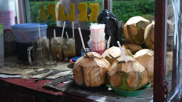 업체에 코코넛 판매자 — 스톡 사진