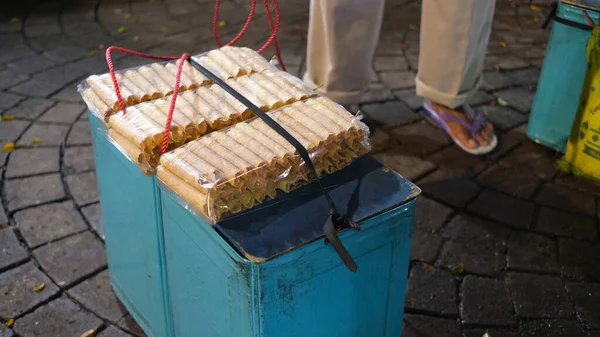 Яєчні Рулони Палиці Або Kue Semprong Продаються Традиційно Колі Жердиною — стокове фото