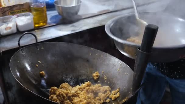 Bir Sokak Satıcısı Kızarmış Pirinci Bitirdi Bir Leğen Koydu — Stok video