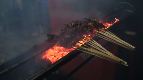 Satay Seller Roasting Satay Fanning Traditional Bamboo Fan — Stock Video