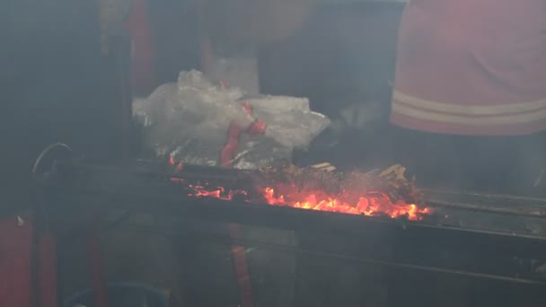 Penjual Sate Membakar Sate Dengan Mengipasnya Dengan Kipas Bambu Tradisional — Stok Video