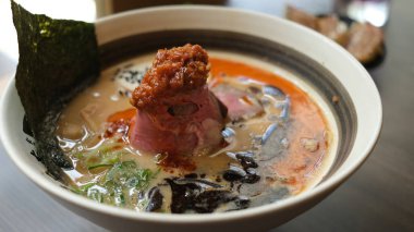 Mantarlı Japon eriştesi, yosun ve kaynamış yumurta..