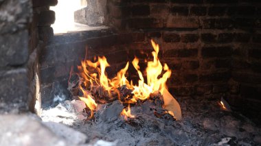 Cehennem banknotları yakma geleneği ya da atalar için Joss parası. Ceng Beng veya Qing ming. 