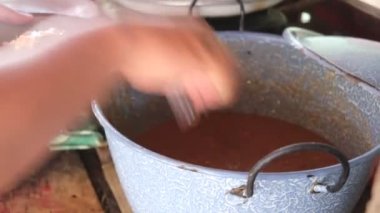 Tauge goreng ya da kızarmış fasulye lahanası, baharatlı oncom tabanlı bir sosta servis edilen fırında kızartılmış tauge, ketupat, pirinç keki ve sarıdan yapılmış Endonezya baharatlı vejetaryen yemeğidir..