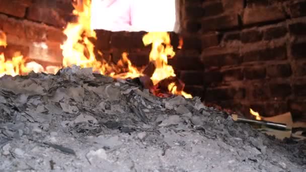 Китайская Традиция Сжигать Бумаги Джосс Предков — стоковое видео