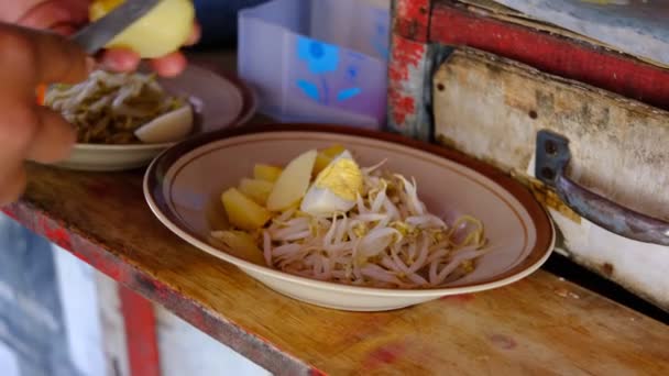 Тауге Горенг Або Смажені Зерна Бобів Індонезійська Смачна Вегетаріанська Страва — стокове відео