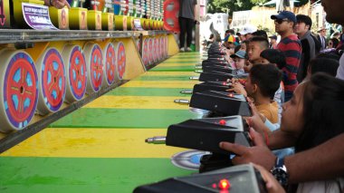 Bir karnavalda su tabancası yarışı oynayan çocuklar. Sydney, 10 Nisan 2023.