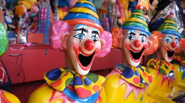 Palyaço ağzına top oyunları fırlatan palyaço heykeli.