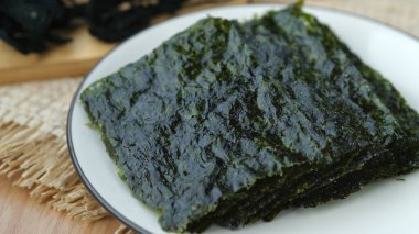 Beyaz bir tabakta ince bir yosun.