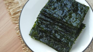 Beyaz bir tabakta ince bir yosun.