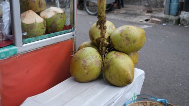 Yol kenarındaki genç hindistan cevizi satıcısı..