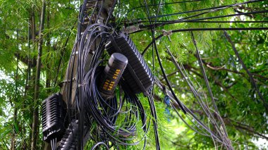 Elektrik direklerinden sarkan dağınık elektrik hatları. Jakarta, 30 Mart 2023.