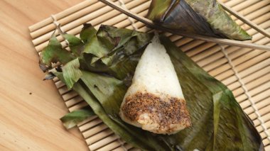 Pengkang, ebi karidesi içeren yapışkan pirincin ana bileşeninden yapılır. Batı Kalimantan halkı için, yapışkan pirince genellikle Pulut denir..