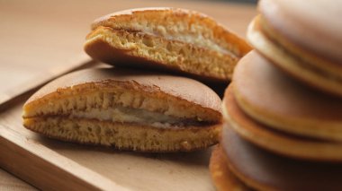 Dorayaki bir Japon şekerlemesidir. Tatlı azuki fasulye ezmesi dolgusuna sarılmış Castella 'dan yapılmış krep benzeri iki küçük börekten oluşuyor..