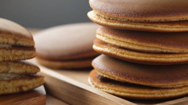 Dorayaki bir Japon şekerlemesidir. Tatlı azuki fasulye ezmesi dolgusuna sarılmış Castella 'dan yapılmış krep benzeri iki küçük börekten oluşuyor..