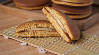 Dorayaki bir Japon şekerlemesidir. Tatlı azuki fasulye ezmesi dolgusuna sarılmış Castella 'dan yapılmış krep benzeri iki küçük börekten oluşuyor..