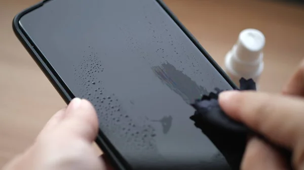Akıllı Telefon Ekranını Sıvı Spreyle Temizlemek — Stok fotoğraf