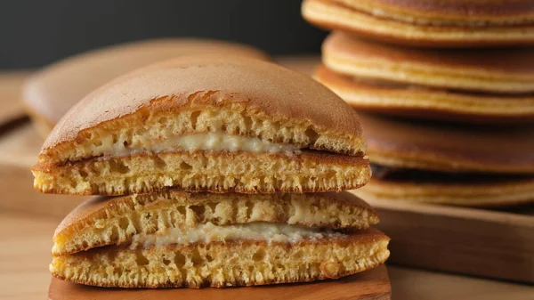 Dorayaki bir Japon şekerlemesidir. Tatlı azuki fasulye ezmesi dolgusuna sarılmış Castella 'dan yapılmış krep benzeri iki küçük börekten oluşuyor..