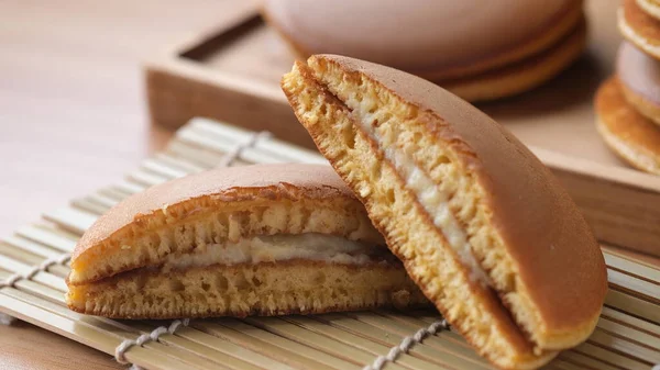 Dorayaki bir Japon şekerlemesidir. Tatlı azuki fasulye ezmesi dolgusuna sarılmış Castella 'dan yapılmış krep benzeri iki küçük börekten oluşuyor..