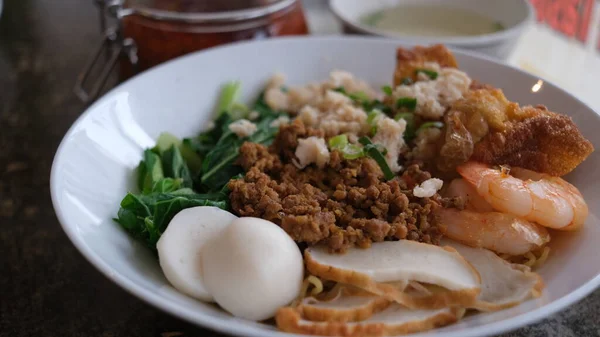 Mie Kepiting Makanan Spesial Pontianak Dengan Bola Ikan Dan Udang — Stok Foto