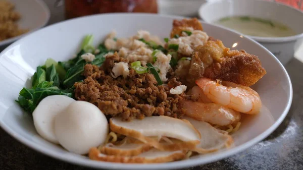 Mie Kepiting Makanan Spesial Pontianak Dengan Bola Ikan Dan Udang — Stok Foto