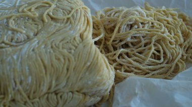 Buğday unundan yapılmış çiğ erişte.