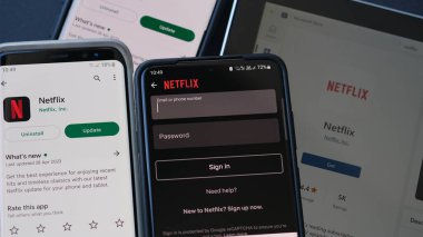 Akıllı telefon ve pencere tabletinde Netflix parola giriş görüntüsü. Çoklu paylaşım parolası. Sydney, 5 Mayıs 2023.