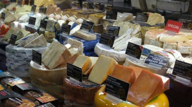 Dükkanda çeşitli peynir çeşitleri sergileniyor. Sydney, 18 Mayıs 2023.