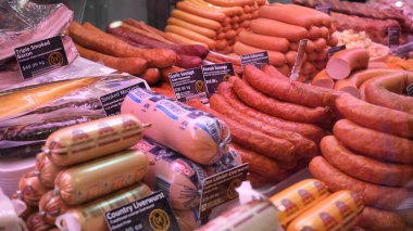 Bir et dükkanında satılmak üzere çeşitli et sosisleri sergileniyor. Sydney, 14 Haziran 2023.