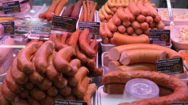 Bir et dükkanında satılmak üzere çeşitli et sosisleri sergileniyor. Sydney, 14 Haziran 2023.