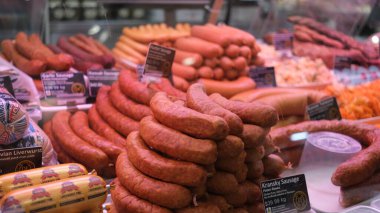 Bir et dükkanında satılmak üzere çeşitli et sosisleri sergileniyor. Sydney, 14 Haziran 2023.