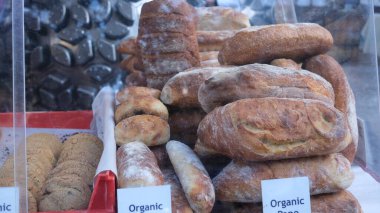 Şehir pazarında ev yapımı organik ekşi ekmek. Brisbane, 18 Mayıs 2023.