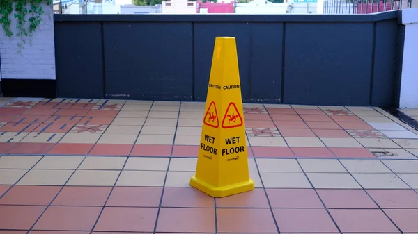公共空间潮湿时滑溜地板的警告标志 2023年5月17日 — 图库照片
