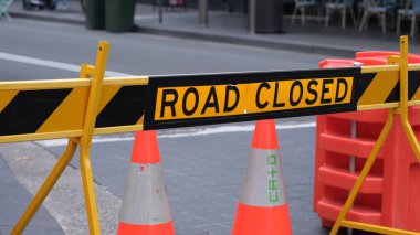 Caddedeki yol kapalı tabelası. Sydney, 25 Mayıs 2023.