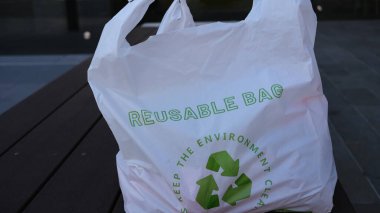 Alışveriş için tekrar kullanılabilir plastik torba..