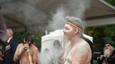 Uzlaşma haftası boyunca gazileri hatırlamak ve onurlandırmak için Öfkeli Gaziler Anma Servisi. Anzak Anıtı, Sydney. 26 Mayıs 2023.