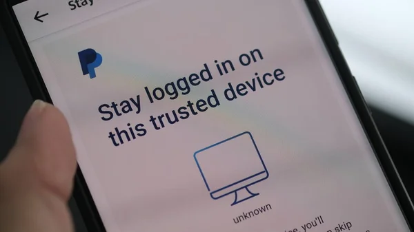 PayPallon e-postasından giriş durumuyla ilgili uyarı. Jakarta, 30 Ağustos 2022.