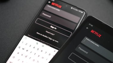 Netflix girişi 2 aygıtta. Sydney, 3 Haziran 2023.