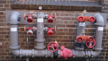 Ticari binanın yan tarafındaki kompleks yangın muslukları, vanalar ve anahtarlar..