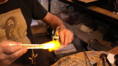 Cam ustası meşale aleviyle bir cam parçasını yakıyor. Sydney, 28 Eylül 2023.