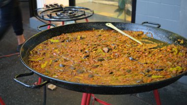 Paella aslen Valensiyalı bir pirinç yemeği. Paella, toplumun ayırt edici sembollerinden biri olarak kabul edilir. İspanyol mutfağındaki en meşhur yemeklerden biridir..