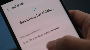 Android akıllı telefonundan ESIM sinyalleri aranıyor. Sydney, 12 Haziran 2023