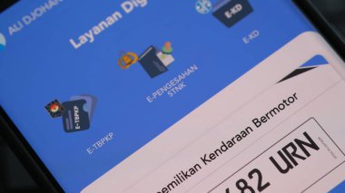 Android akıllı telefonunda sinyal uygulaması. SIGNAL, araç numarası sertifikaları, araç kayıtları veya STNK için dijital hizmetlerdir. Jakarta, 20 Ekim 2023.