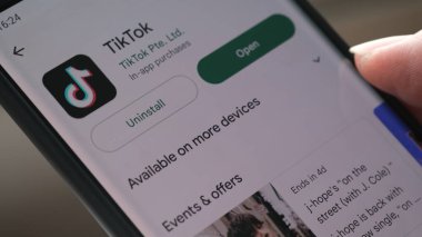 Android akıllı telefonunda Tiktok uygulamalarını aç. Jakarta, 17 Haziran 2023.