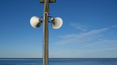 Tsunami uyarısı için kumsaldaki hoparlör kulesi. Sydney, 1 Temmuz 2023.