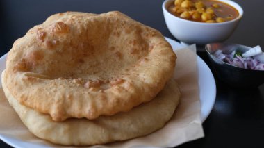 Chole Bhature, Hindistan 'ın kuzey bölgelerinde popüler olan bir yemek türüdür. Chana Masala (baharatlı beyaz nohut) ve Bhaturapuri 'nin karışımı, Maida' dan yapılmış kızarmış ekmek..